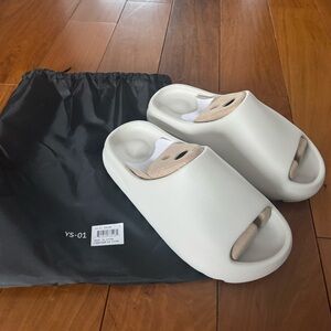 YEEZY Slides (Beige)